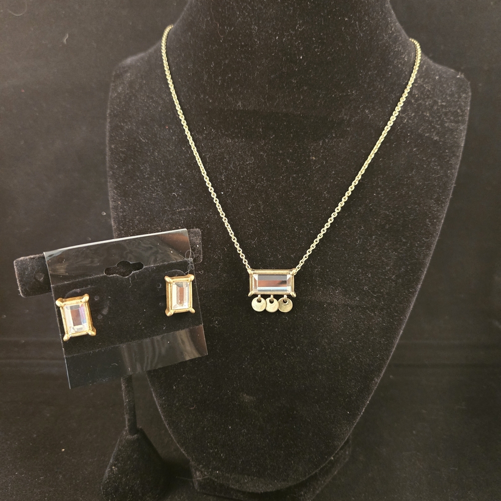 Elegant Gold Necklace and Earring Set